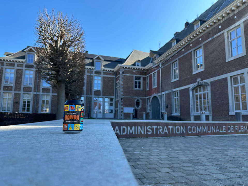 bierre-gonda (2) Canette de Gonda en avant-plan sur un muret, avec l'administration communale de Flémalle derrière.